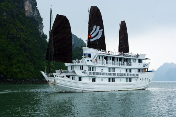 Jonques Traditionnelles Pour La Croisiere A La Baie Halong Au Vietnam