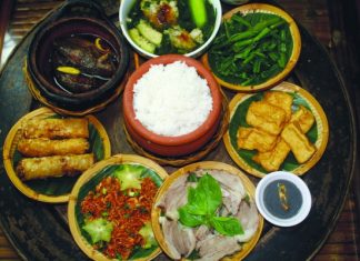 Manger sur les trottoirs au vietnam