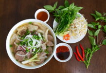 manger du Pho comme un local au Vietnam 1