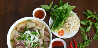 manger du Pho comme un local au Vietnam 1