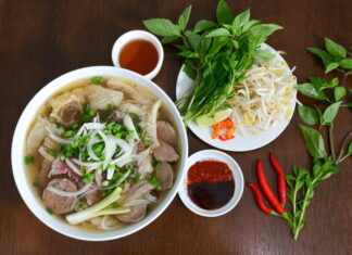manger du Pho comme un local au Vietnam 1
