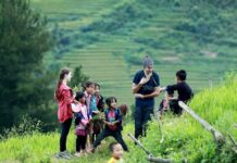 Vietnamiens accueillants avec les Français