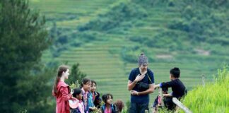 Vietnamiens accueillants avec les Français